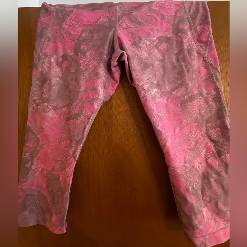 Under Armour Pink and Gray Patterned capris Leggings